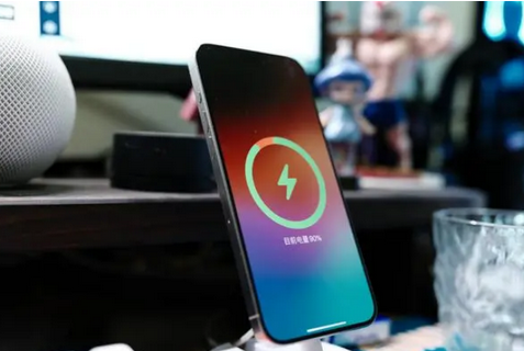 循化苹果15换屏服务分享用什么充电器给iPhone15充电更好 